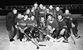 Segrande lag i kvartershockey.
Bakre raden, från vänster: Kaj Linde, Ulf Breid, okänd, okänd, okänd, Jan Linde, okänd, okänd, okänd
Främre raden, från vänster: okänd, Rolf Jahrl, 