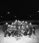 Segrande lag i kvartershockey.
Bakre raden, från vänster: Kaj Linde, Ulf Breid, okänd, okänd, okänd, Jan Linde, okänd, okänd, okänd
Främre raden, från vänster: okänd, Rolf Jahrl, 