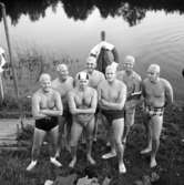 Simpromotion vid Villagatsbadet. Sju män iklädda badbyxor och badmössor. De ska spela vattenpolo.
Bakre raden, från vänster:  