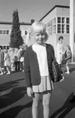 Skolstart. Annika Gunnarsson ska börja i första klass på Engelbrektskolan.
Flicka i virkad tröja och med rutig skolväska på axeln.