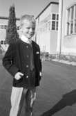 Skolstart. Anders Kjellberg ska börja i första klass på Engelbrektskolan.
Pojke i vit skjorta, slips och jacka.