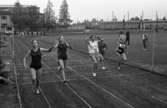 Skolidrott på Sturevallen
Löpning för flickor. Längst till vänster springer vinnaren, Karin Zackrisson från Stureskolan.