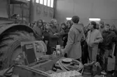 En skolklass är på studiebesök hos Nerikes/Närkes Maskiner. De tittar på traktorer.
Från vänster ses: Bo Landsjö, Roger Hedenström (glasögon), Ewy Jonsson, försäljaren Bertil Andersson, Marianne Hedlund, Anders Norman, Sixten Öhman (med ryggen mot fotografen), Olle Hjelm (ljus jacka), okänd, okänd och Lars-Olof Pettersson (i mössa).