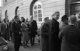 Statsutskottet besöker Arboga. Politikerna är på väg in i rådhuset. Mannen som ser in i kameran är Olle Göransson.
