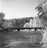 Strömsnäsbron, sedd från östra sidan. Törnberget ses i bakgrunden.
Det är vinter och snö på träden.