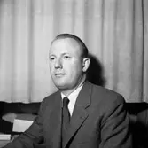 Sture Melander på Öhrman & Melander, en manufaktur-och klädaffär på Nygatan.
Porträttet taget på företagets 50-årsjubileum