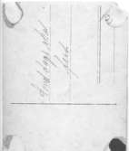 Baksida till fotografiet AKF 12071 som föreställer barn, vuxna och en musikorkester som tågar längs vattnet.