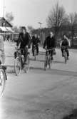 Arbetsdagen är slut och folk cyklar hem från CVA, Centrala Verkstaden Arboga.
I bakgrunden ses 