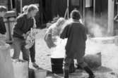 Keramiker Ulf Johansson håller kurs i raku-bränning hemma i trädgården.