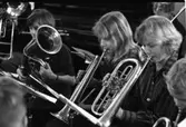 Ungdomsorkestern uppträder.
Blåsorkester. Blåsinstrument, valthorn och trumpeter.