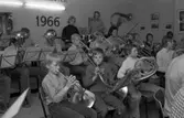 Ungdomsorkestern/ungdomsblåsorkestern repeterar
Valthornsblåsarna är från vänster: Göran Torshage, Anders Garpered, Anders Kjellberg och Arne Eriksson. Trombonist nr två, från vänster, är Peter Jäderlund och nr fyra Anders Evaldsson. De två flickorna längst upp i hörnet, är Margareta Hjelm på trumpet och Marita Carlsson på kornett. Batterist är Per Pukonen.