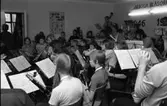 Ungdomsorkestern repeterar. Närmast kameran: Anna-Karin Eriksson och Per Candell.
Bland de övriga hittar vi Sören Frössman, Eva Lundberg, Mikael Sjökvist, Göran Torshage, Anders Garpered, Anders Kjellberg, Arne Eriksson, Peter Jäderlund, Pär-Erik Modigh och Per Pukonen.