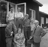 Elevhemmet vid Ekbacken, internat för elever på yrkesskolan.
Bakre raden, från vänster: Reinhold Nordlöf, Lars Finnström, Elf Karlsson och Jan-Olov Blomkvist
Elevhemmet drevs av KFUM på uppdrag av CVA. Startade 1948 och lades ner 1969.
Främre raden, från vänster: Holger Plan, Tekla Isaksson (husmor) och Werner Larsson (föreståndare)