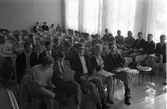 Avslutning för eleverna på yrkesskolan. Platsen är aulan på Nikolaiskolan.
Efter fönsterväggen sitter lärare. Den tredje, från vänster, är Otto Daunfelt och den fjärde är Åke West.