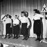 Årets lokalrevy.
En kvinna klädd som piccolo och fyra män utklädda till kvinnor.
Från vänster: det kan vara Gullan Kästämä, Benkt Engstrand, Rune Andersson (