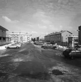 Flerfamiljshus med adress Österled. Fotografen har ryggen åt Kapellgatan 22.
Byggnaden till vänster har varit Arbetsförmedling, Försäkringskassa, kontor för ett bostadsbolag. Framför huset finns en parkering med några bilar på. En reklampelare till höger.
Det är vinter och snö.
Södra Arboga