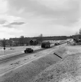 Örebrovägen öppnas efter ombyggnad.
Personbilar och buss.
Det är vinter och snö.
