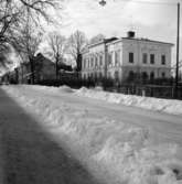 Östra Nygatan med Köpingstullen och Glasbruksvillan närmast i bild. Det är vinter och snö.