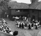 Giv oss fred, även kallat Arbogaspelet, spelas på museets innegård. Publik och aktörer. På loftgången står Engelbrekt Gertsson, spelad av Stig Eriksson.
Aktörerna dansar i ring på gården. På brunnskanten dansar gycklaren /narren spelad av Sven Gustav Petri.
Giv oss fred är ett teaterstycke skrivet av Rune Lindström 1961. Handlingen, som är inspirerad av Arbogas klosterhistoria, är förlagt till början av 1500-talet. Uruppförandet skedde den 11 augusti 1962 och Rune Lindström spelade Engelbrekt Gertsson.
Lions Club i Arboga stod för arrangemanget. Föreställningarna regnade bort och det blev ett stort ekonomiskt bakslag för föreningen.
Spelet har framförts igen; 1987, 1988, 2012 och 2015 av medlemmar i 