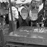 Höstmarknad. Ett stånd med leksaker; lastbilar för sandlådan, diadem, ansiktsmasker som föreställer 