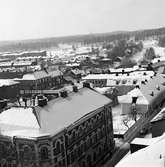 Utsikt från tornet på Heliga Trefaldighetskyrkan. Det är vinter och snö. Byggnaden närmast, i bild, är 