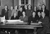 Stadsfullmäktige?
Stående, från vänster: Jonas Carlsson, Folke Karlsson, Torvald Ernulf (stadsingenjör), Sven Moberg (stadsarkitekt), Tore W Ekman, Folke Pettersson, Sven Hedlund, Sven Kjellin, Ewert Skoglund och Nils Brodin.
Sittande, från vänster: Gustav Johansson, Daniel Ekelund (kommunalborgmästare), Gustaf Johansson (