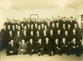 Gruppfoto av medlemmarna i Arboga Mekaniska Verkstadsklubb 1919-1934
25 september 1856 fick AB Arboga Mekaniska Verkstad rättigheter att anlägga järngjuteri och mekanisk verkstad. Verksamheten startade 1858. Meken var först i landet med att installera en elektrisk motor för drift av verktygsmaskiner vid en taktransmission (1887).  Gjuteriet lades ner 1967. Den mekaniska verkstaden lades ner på 1980-talet.
