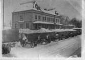 Järnvägsstationen vid Köpingsvägen i vinterskrud. Järnvägsvagnarna är lastade med snö.
(Bilden är bildbehandlad)