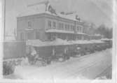 Järnvägsstationen vid Köpingsvägen. Vinter.
Järnvägsvagnar lastade med snö.