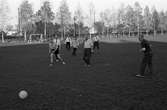 Fotbollsmatch på Sturevallen, Tekniska skolans lärare mot eleverna. Domare är stadsfullmäktiges ordförande, Jonas Carlsson.