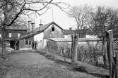 Bostad med trädgård. Äldre bebyggelse.
Fotografens anteckning: Dokumentation av fastigheter i kvarteren söder och norr om ån. Bilder och beskrivningar finns på Arboga museum.
Miljö.