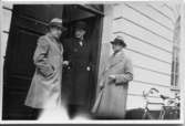 Tre män i entrén till rådhuset.
Bilden är tagen i samband med Riksdagsjubileet och Arbogautställningen 1935.