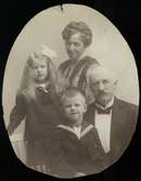 Carl och Agnes Engwall. Barnen Ingeborg och Otto.