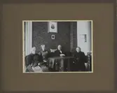 Överste von Wolcker med systrarna.