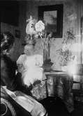 Christiane Liljefors med ett av sina barn, möjligen sonen Roland, sannolikt i hemmet i Sverige 1900-tal