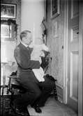 Tonsättaren Ruben Liljefors med sonen Alf i hemmet, sannolikt i Göteborg, Sverige 1905