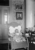 Christiane och Ruben Liljefors son Alf sittande på stolen i hemmet, sannolikt i Göteborg år 1905