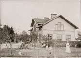 Ullersäters stationshus med stins A V Johansson i trädgården med sin familj i början av 1900-talet. Bilden är tagen av fotograf C J Spetz.