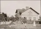 Ullersäters stationshus med stins A V Johansson i trädgården med sin familj i början av 1900-talet. Bilden är tagen av fotograf C J Spetz.
