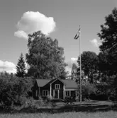 Hus vid Skogsborg. Flaggan är hissad.