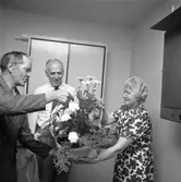 Holger Eriksson, på Arboga Armaturfabrik, går i pension och får en stor blomsterkorg