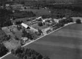 Flygfoto över Segerstads lanthushållsskola i Gislaveds kommun, Jönköpings län. Nr: 296/1957