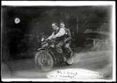 Män åker motorcykel