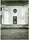 Exteriör med kyrkfönster, Kung Karls kyrka.