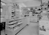 Kooperativa Varberg, kv Nålmarkaren 13, Östra Långgatan. Affärsinteriör med välfyllda diskar och hyllor. Inredningen tillverkad av Inredningscentralen i Veddige? 
Fototid: 1940-tal.