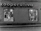 Kooperativa AB. Två skyltfönster utmed Östra Långgatan; i det ena en tomteskylt.