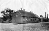 Byggnaden vid Kyrkogatan 7 i Jönköping uppfördes på 1830-talet som skjutsstation. Till gården hörde ett stall för ett fyrtiotal hästar. Gasverket till vänster övertog på 1860-talet skjutsstationens byggnader och tomt.