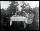 Okänd familj dricker kaffe