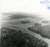 Lundby sn. Flygfoto över Berghagen fornborg. 