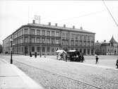 På 1860-talet anlades Vedtorget vid Östra Storgatan i Jönköping. 1883 stensattes det samtidigt som Tullportsgatan lades ut. Det stora stenhuset byggdes 1882-83.